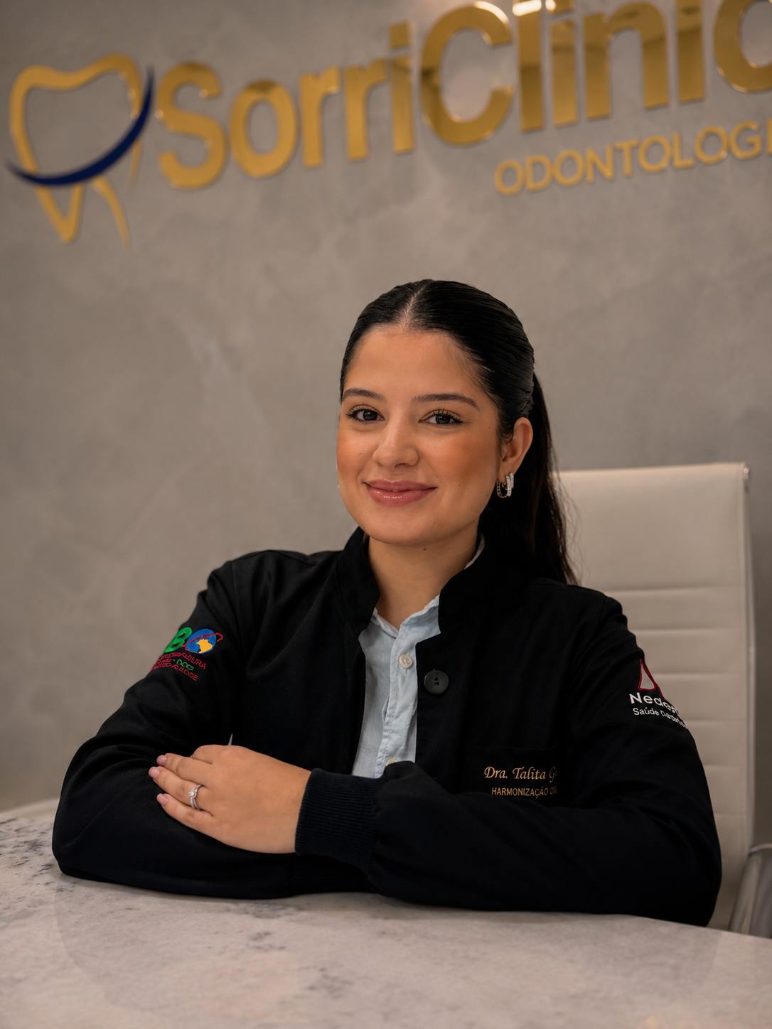 Dentista da equipe SorriClinic na recepção da clínica