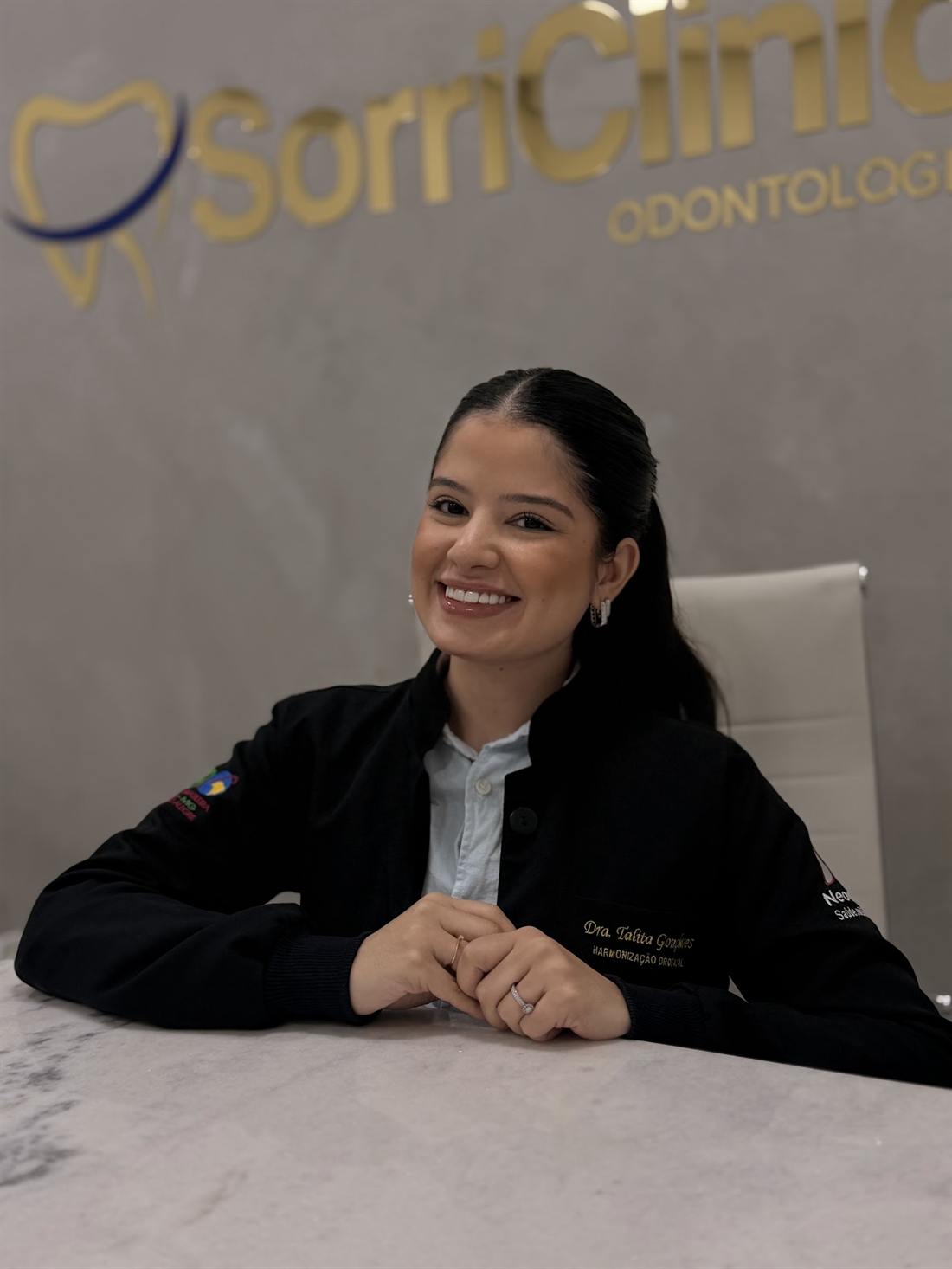 Dentista da equipe SorriClinic na bancada de atendimento