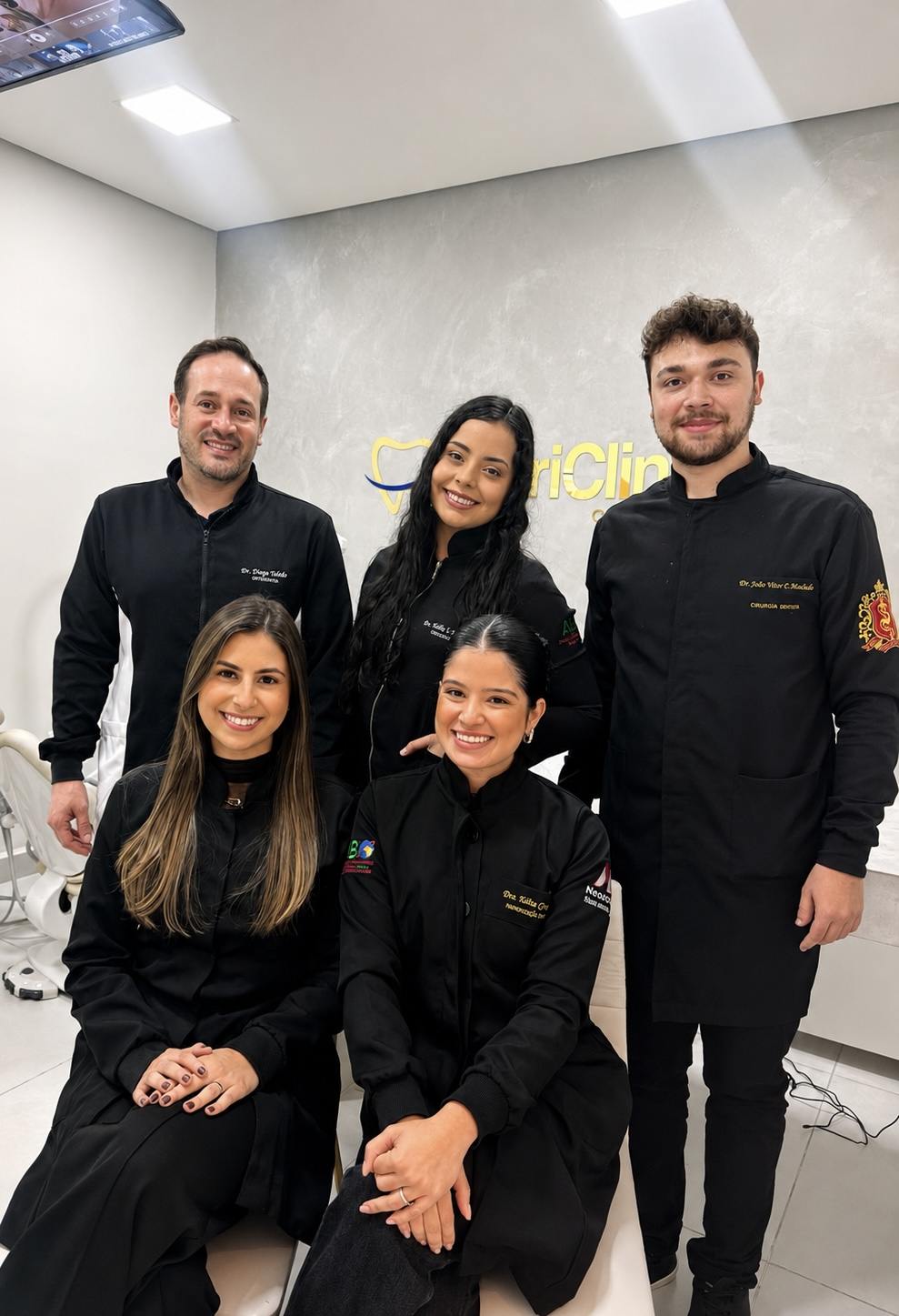 Equipe de profissionais da SorriClinic reunida no consultório